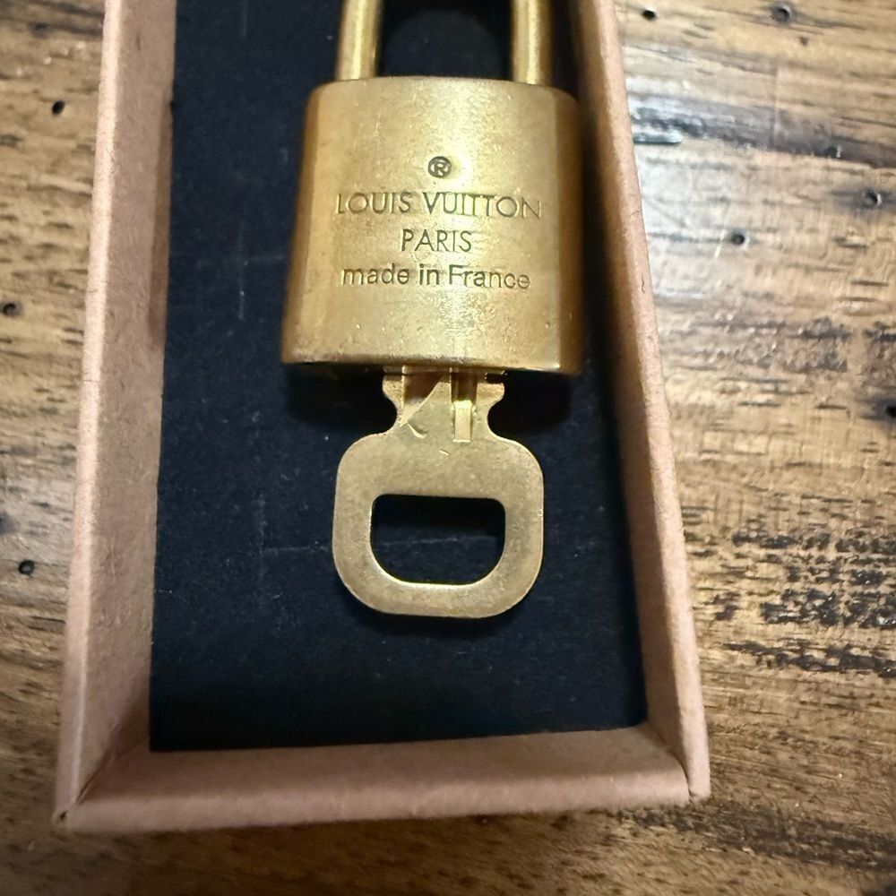 Louis Vuitton vintage brass and key number 331 - Picture 6 of 6